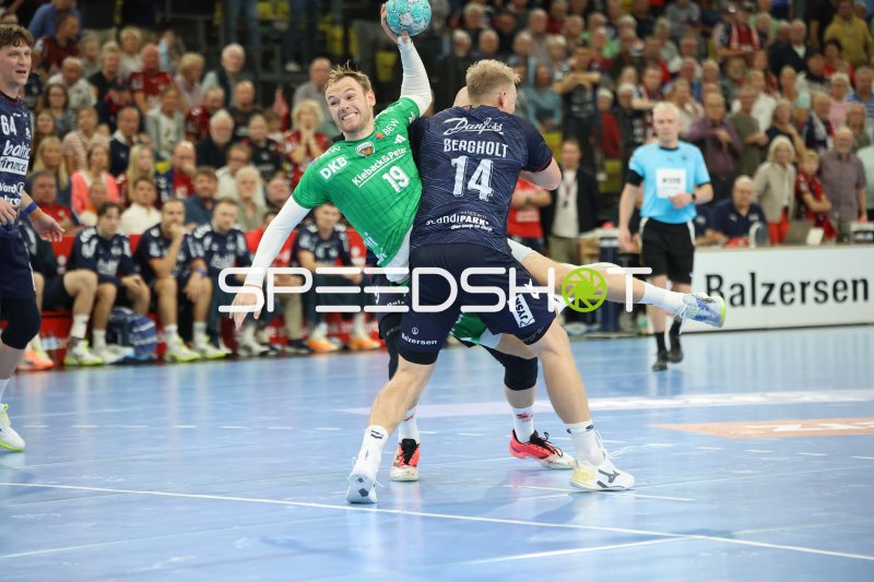 Mathias Gidsel (Füchse Berlin) gegen Emil Bergholt (#14; SG Flensburg Handewitt)