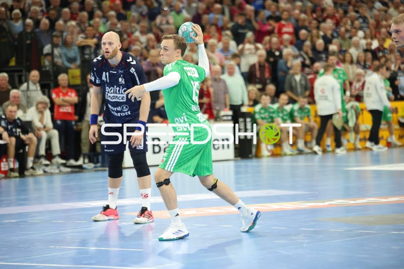 Tobias Grondahl (Füchse Berlin) im Sprungwurf gegen Arnar Freyr Arnarsson (SG Flensburg Handewitt)