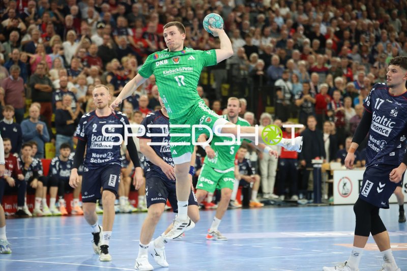 Marko Grgić (#17; SG Flensburg Handewitt) im Sprungwurf gegen Füchse Berlin