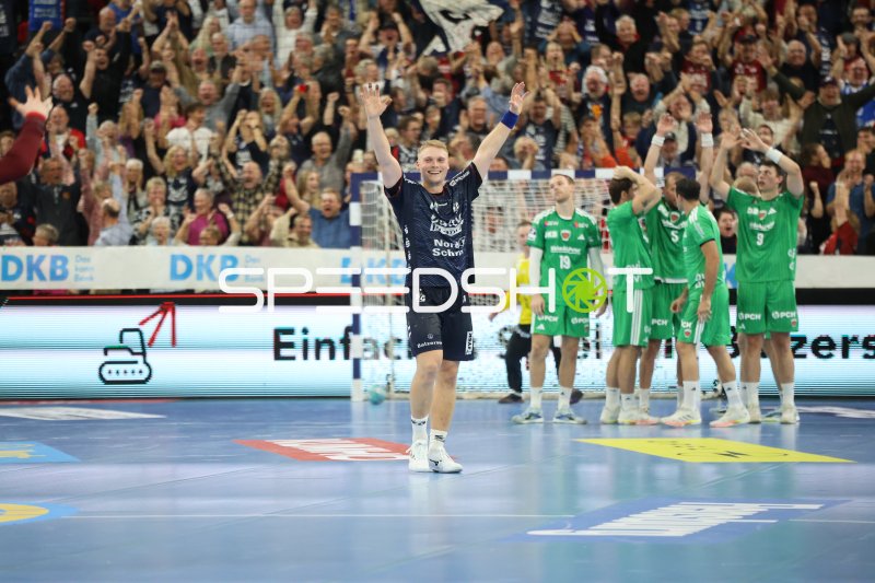 Torwart der SG Flensburg Handewitt jubelt vor Publikum in der GGW Arena