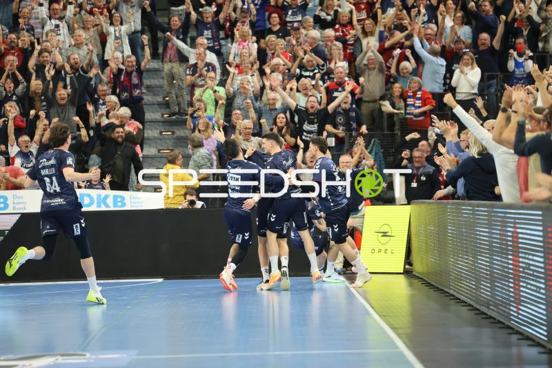 Füchse Berlin feiern Tor in der GGW Arena Flensburg