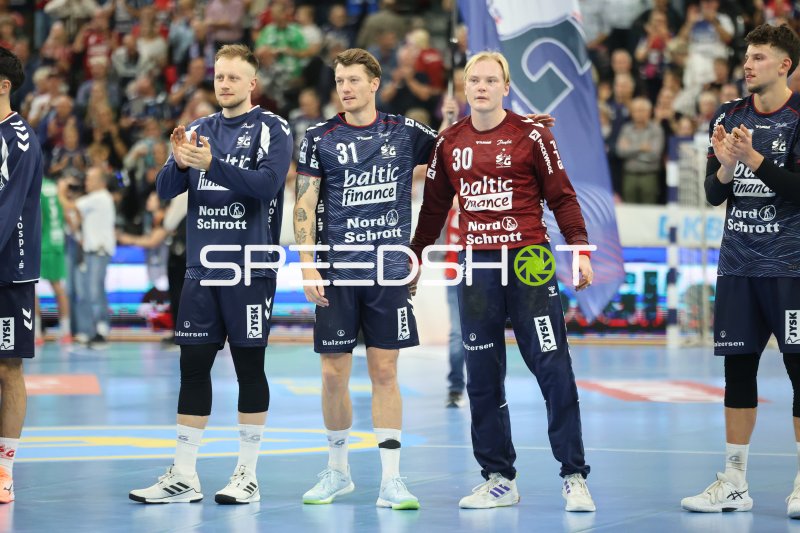 Emil Jakobsen, Luca Witzke und Simon Möller (SG Flensburg Handewitt) bei Siegerehrung