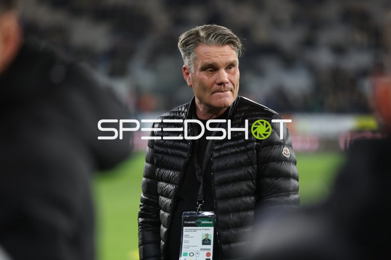 Offizieller des FC Wacker Innsbruck am Spielfeldrand