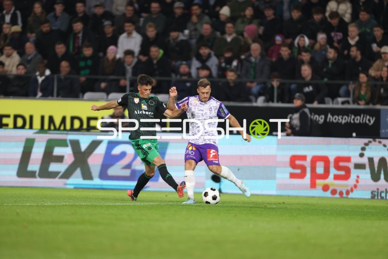 Luis Gstrein (#22; FC Wacker Innsbruck) im Zweikampf gegen Austria Salzburg