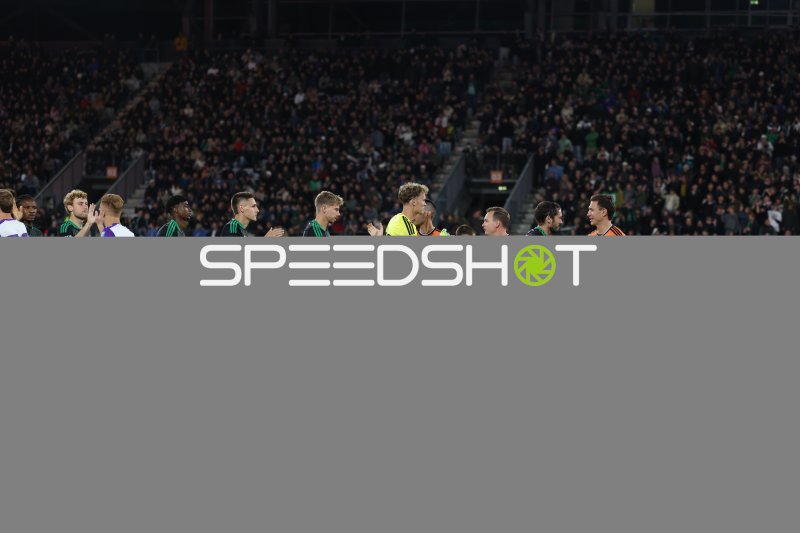 FC Wacker Innsbruck Spieler an der Seitenlinie im Tivoli Stadion