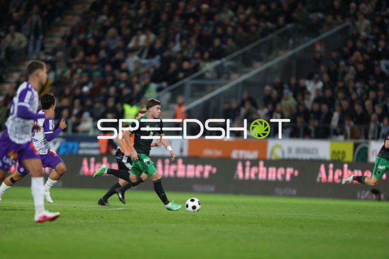 FC Wacker Innsbruck Spieler im Ballbesitz gegen SV Austria Salzburg