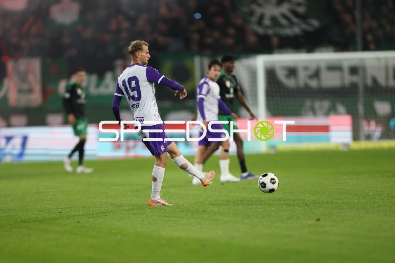Spieler der SV Austria Salzburg (#19) im Ballkontakt am Tivoli Stadion