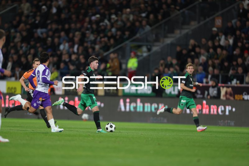 Robin Littig (#21; FC Wacker Innsbruck) im Spielaufbau gegen Austria Salzburg