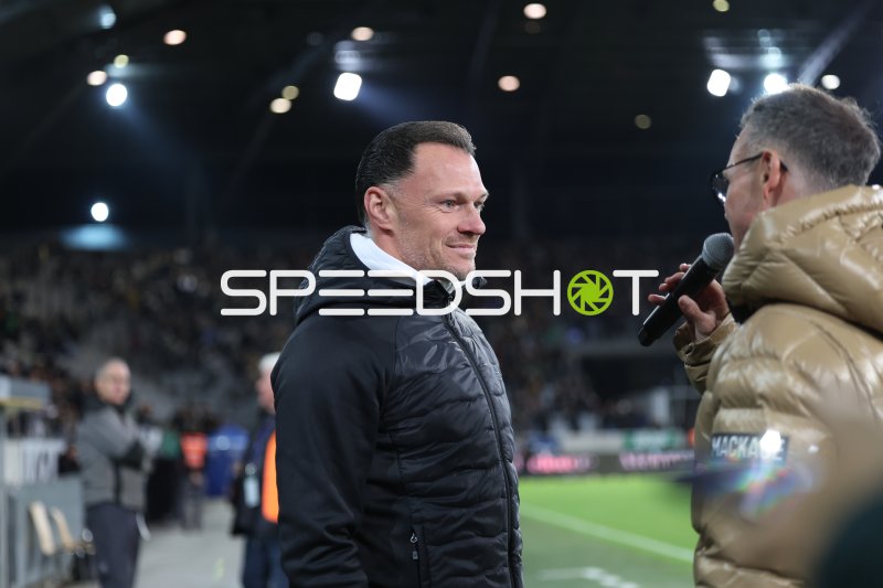 Interview an der Seitenlinie im Tivoli Stadion Innsbruck