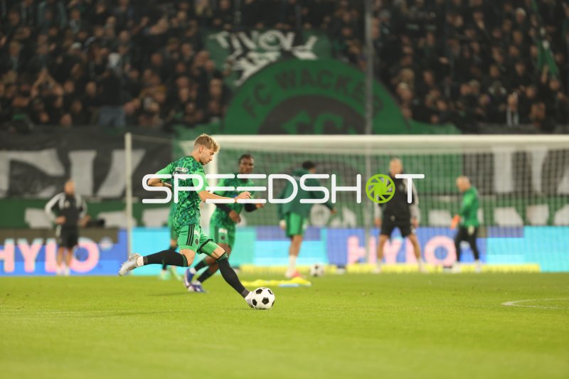 FC Wacker Innsbruck Spieler im Ballkontakt am Tivoli Stadion