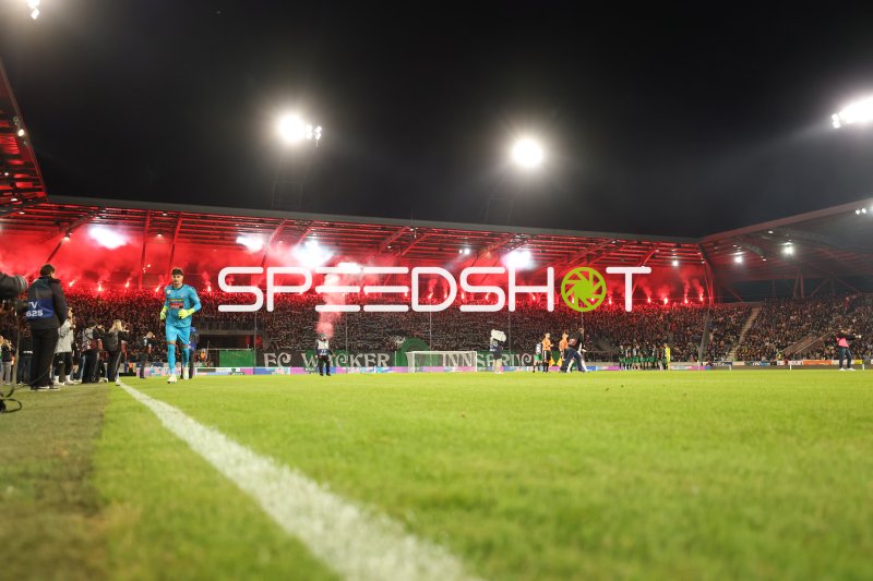 Fußballspiel im Tivoli Stadion Innsbruck mit Pyrotechnik und Fangesang