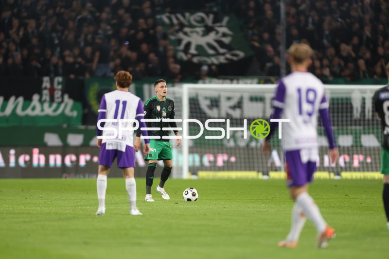 Phil Kunze (#5; FC Wacker Innsbruck) im Spielaufbau gegen Austria Salzburg