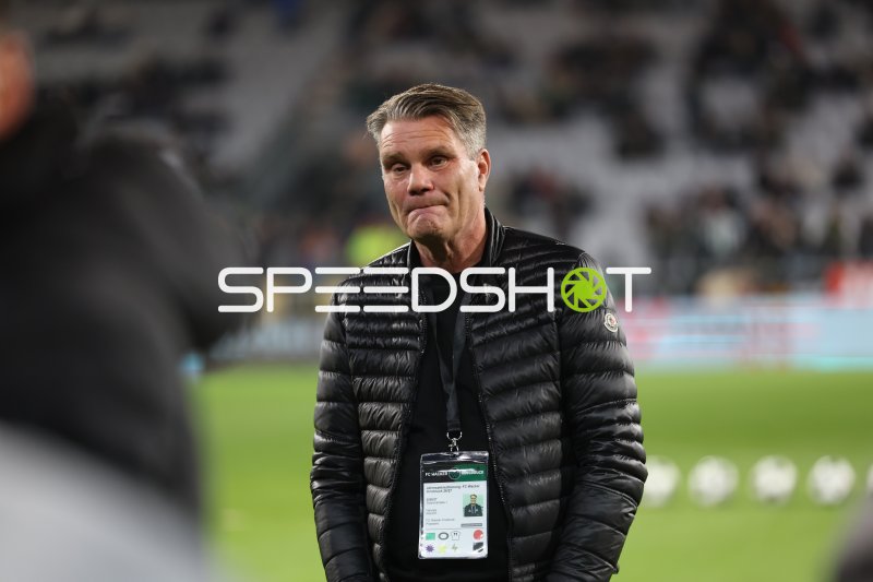 Offizieller des FC Wacker Innsbruck am Spielfeldrand im Tivoli Stadion