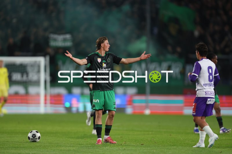 FC Wacker Innsbruck Spieler protestiert gegen Schiedsrichterentscheidung