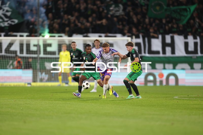 Daniel Francis (#4; FC Wacker Innsbruck) im Zweikampf gegen Austria Salzburg