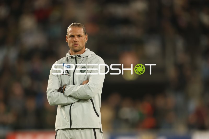 Trainer des FC Wacker Innsbruck an der Seitenlinie