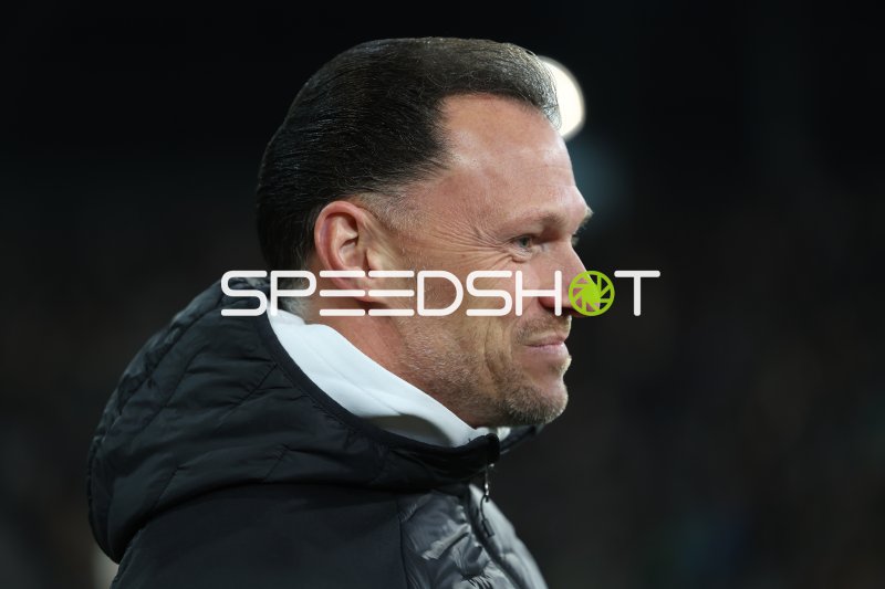 Trainer an der Seitenlinie im Tivoli Stadion Innsbruck