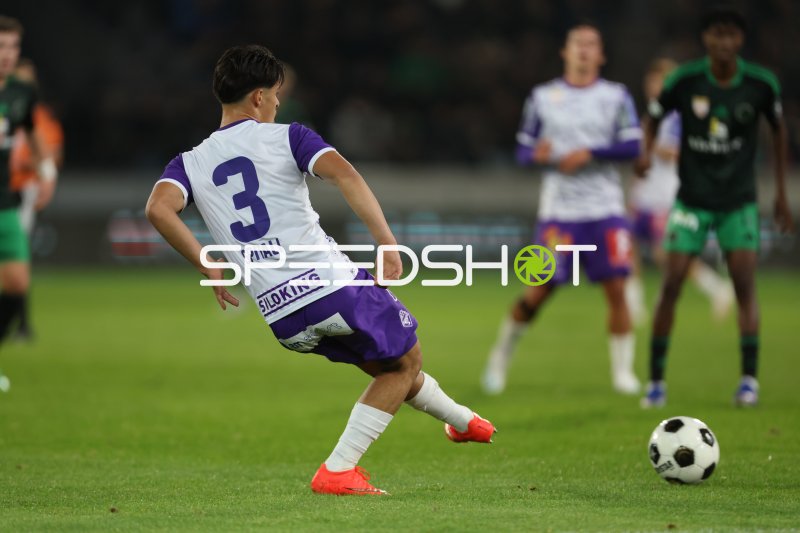 Spieler #3 der SV Austria Salzburg im Ballkontakt am Tivoli Stadion