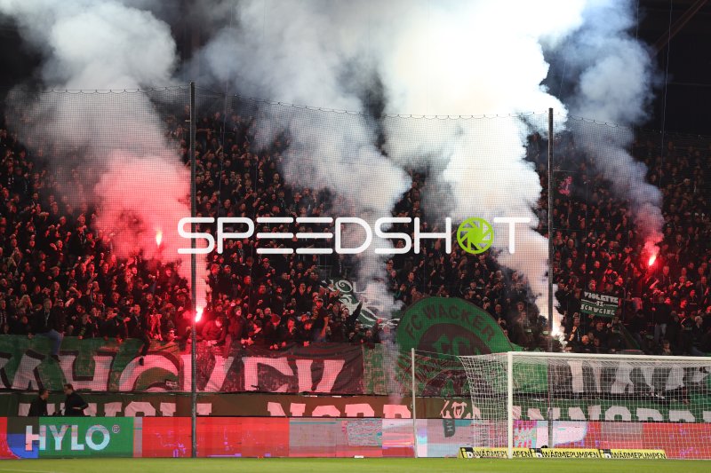 Fanblock des FC Wacker Innsbruck mit Pyrotechnik im Tivoli Stadion