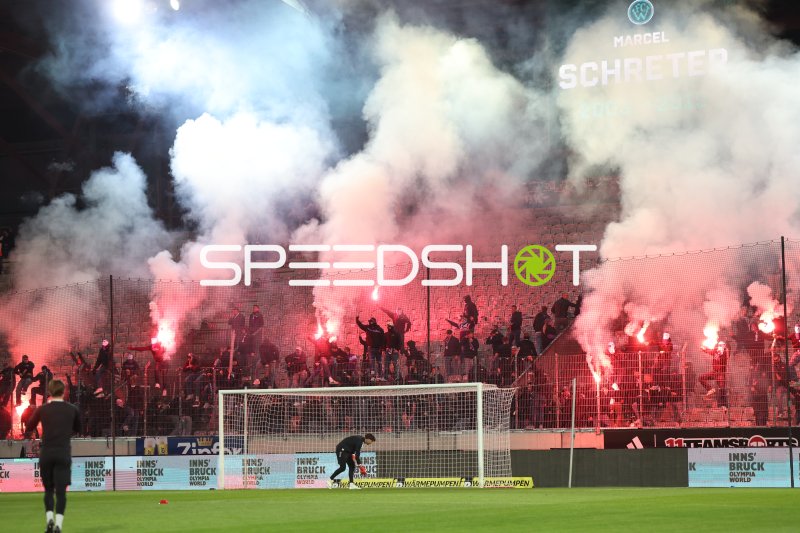 Torwart im Einsatz während Pyrotechnik-Show im Tivoli Stadion