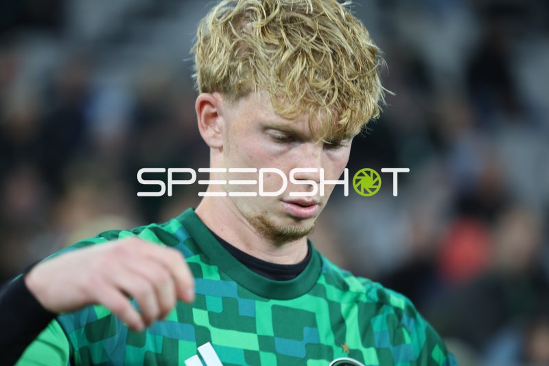 Torwart des FC Wacker Innsbruck in konzentrierter Spielvorbereitung
