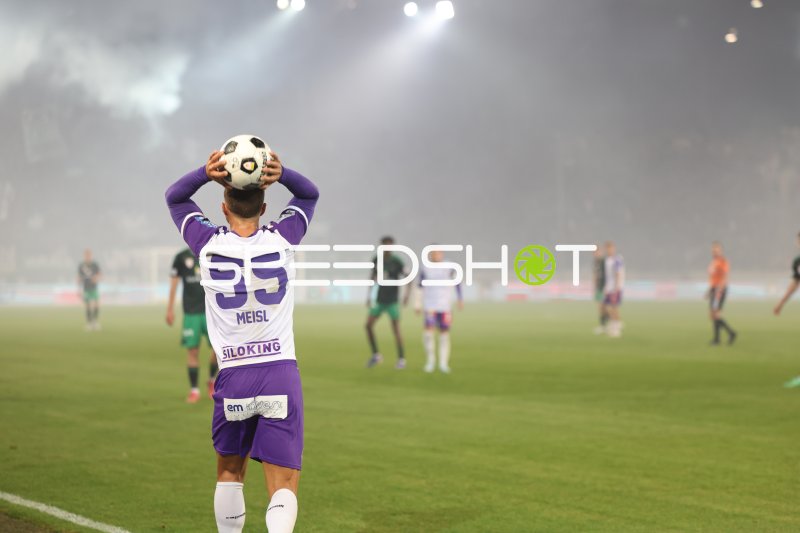 Luca Meisl (#55; SV Austria Salzburg) bei Einwurf im Tivoli Stadion