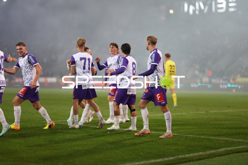 SV Austria Salzburg Spieler jubeln im Tivoli Stadion Innsbruck