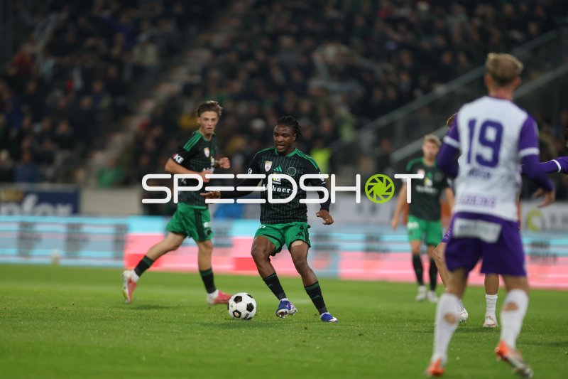 Daniel Francis (#4; FC Wacker Innsbruck) im Ballkontakt gegen Austria Salzburg