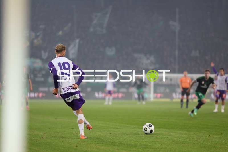 Raphael Hofer (#19; SV Austria Salzburg) im Spielaufbau am Tivoli Stadion