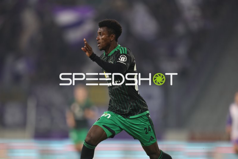 Bright Owusu (#24; FC Wacker Innsbruck) im Spielaufbau