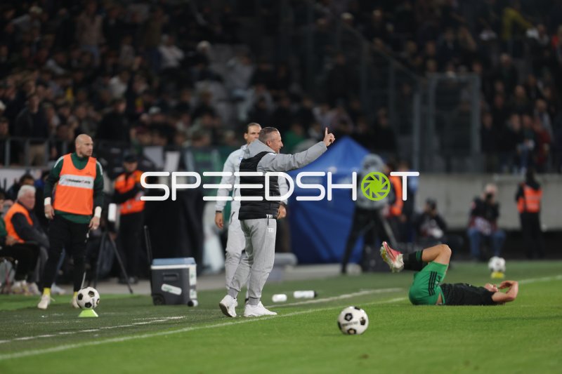 Schiedsrichter pfeift Spielunterbrechung im Tivoli Stadion