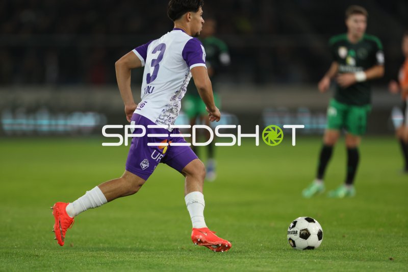 Spieler der SV Austria Salzburg (#3) am Ball im Tivoli Stadion