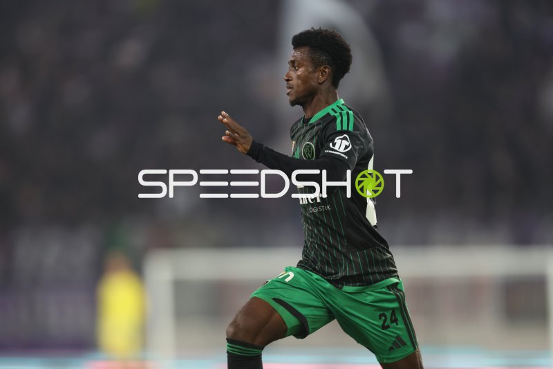 Bright Owusu (#24; FC Wacker Innsbruck) im Spielaufbau