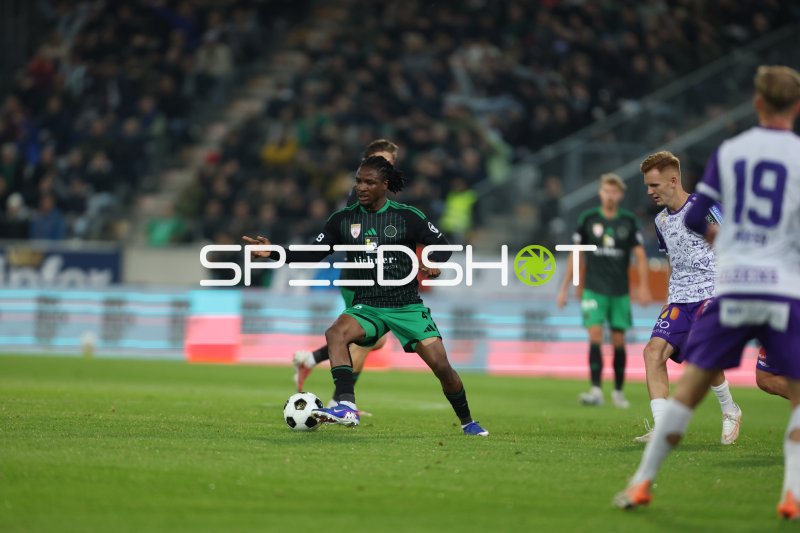 Daniel Francis (#4; FC Wacker Innsbruck) mit Ballkontrolle gegen Austria Salzburg