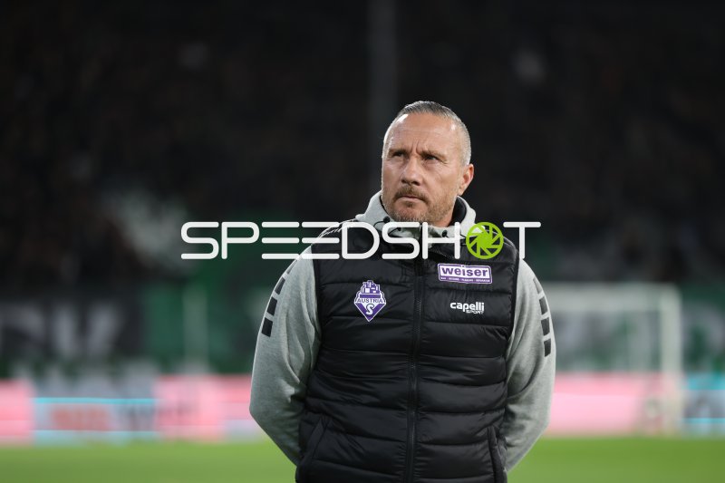 Trainer des FC Wacker Innsbruck an der Seitenlinie