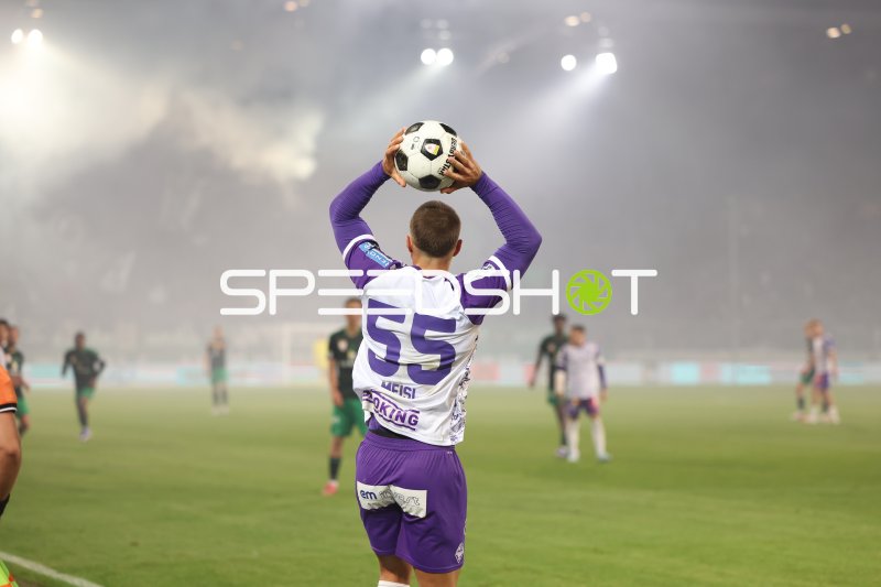 Luca Meisl (#55; SV Austria Salzburg) beim Einwurf