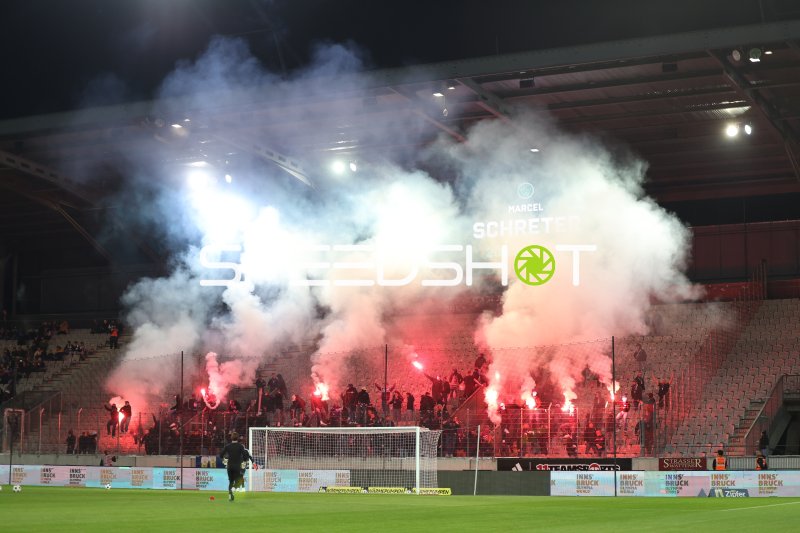 Austria Salzburg Fans zünden Pyrotechnik im Tivoli Stadion Innsbruck
