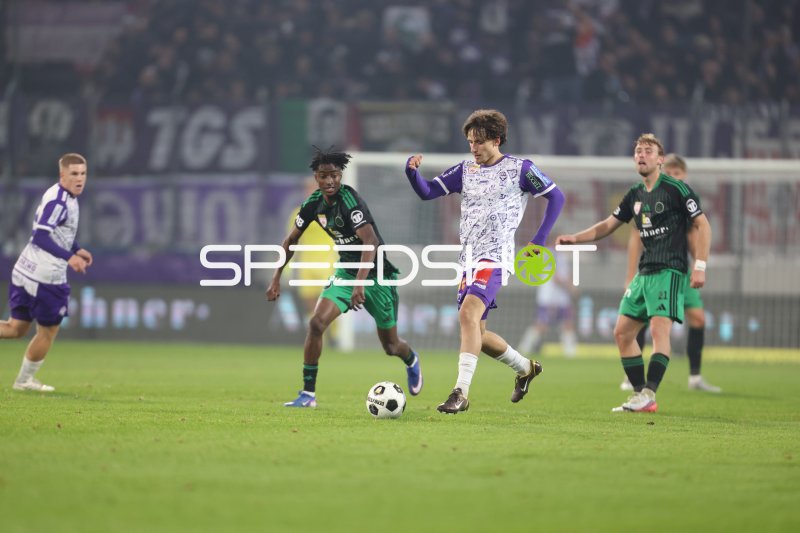 Spieler der SV Austria Salzburg im Dribbling gegen FC Wacker Innsbruck