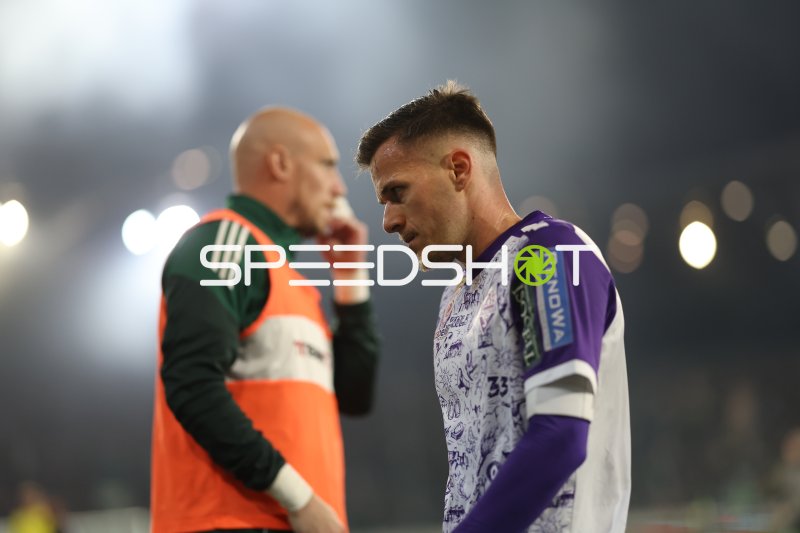 Spieler der SV Austria Salzburg im Gespräch mit Gegner des FC Wacker Innsbruck