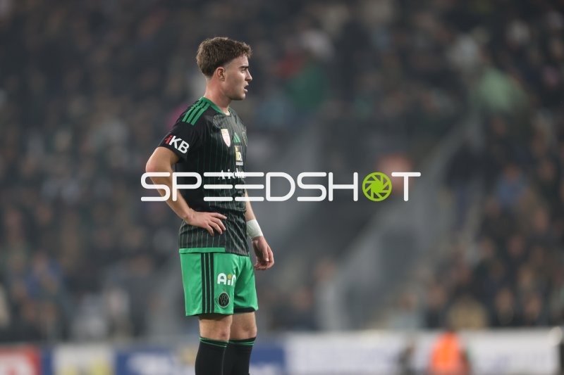 FC Wacker Innsbruck Spieler während Spielunterbrechung im Tivoli Stadion
