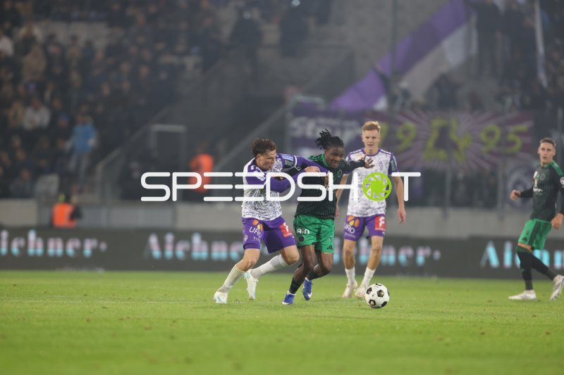 Phil Kunze (#5; FC Wacker Innsbruck) im Zweikampf um den Ball