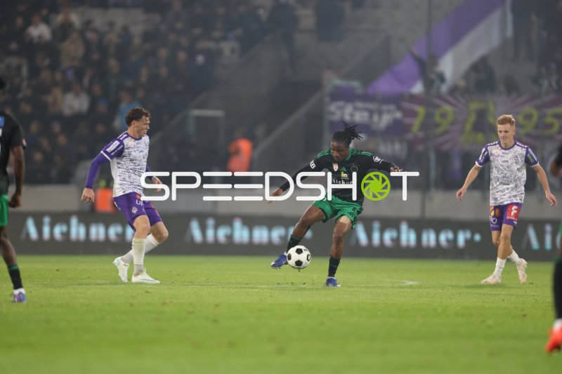 Spieler von SV Austria Salzburg mit Ballkontrolle gegen FC Wacker Innsbruck