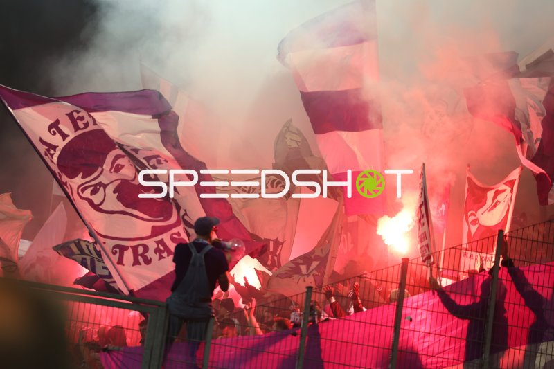 Austria Salzburg Fans mit Pyrotechnik und Fahnen im Tivoli Stadion