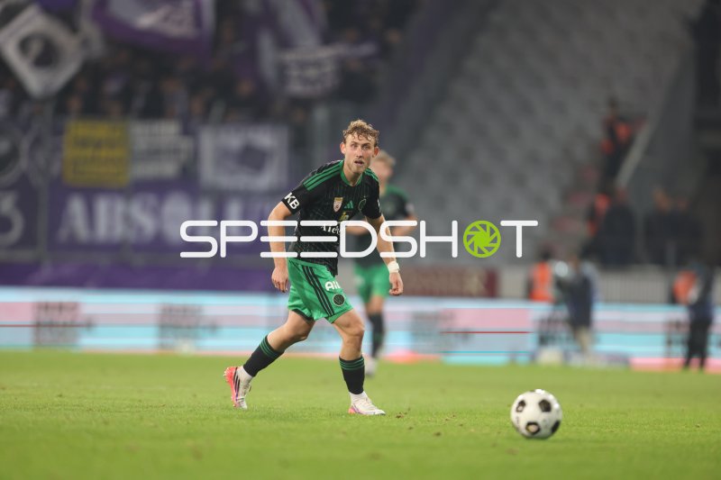 Robin Littig (#21; FC Wacker Innsbruck) im Spielaufbau