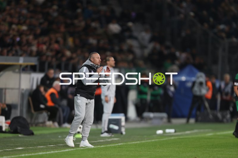 Trainer an der Seitenlinie im Tivoli Stadion Innsbruck