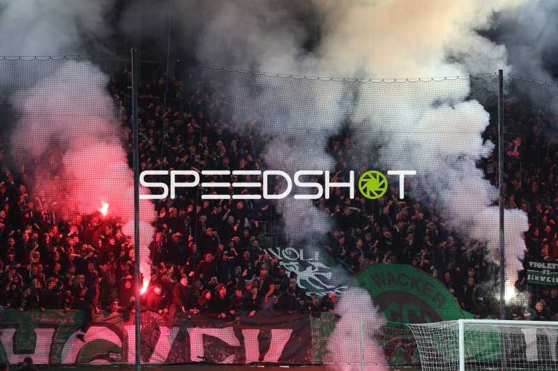 FC Wacker Innsbruck Fans mit Pyrotechnik im Tivoli Stadion