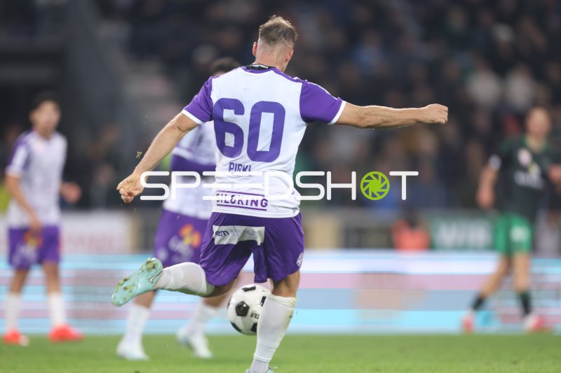 Simon Josef Alois Pirkl (#60; SV Austria Salzburg) im Ballkontakt