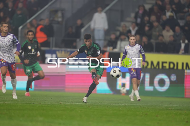 Spieler von SV Austria Salzburg im Ballkontakt gegen FC Wacker Innsbruck