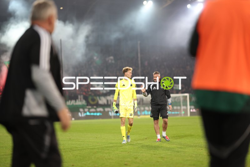 Torwart (#33) und Betreuer im Tivoli Stadion Innsbruck