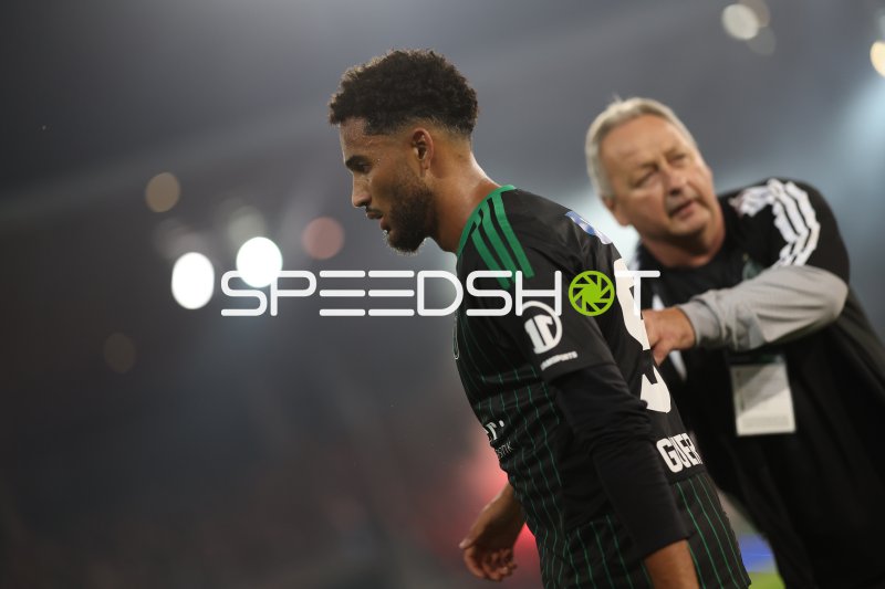 FC Wacker Innsbruck Spieler mit Trainer an der Seitenlinie